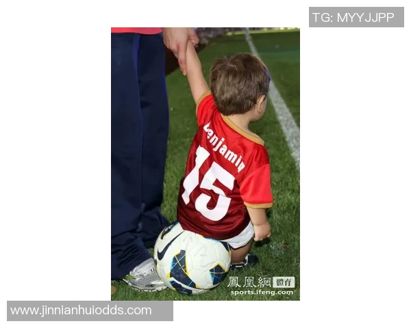 哈兰德分享与家人温馨合照感慨兄弟情深老大陪伴温暖心灵